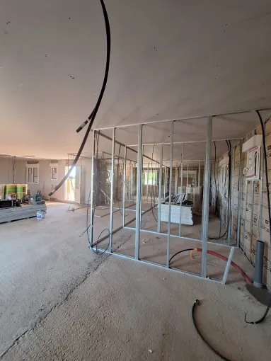 Isolation et cloisonnage des pièces du pavillon à Abbeville-Saint-Lucien, Compiègne, LCDT La Coopérative des Travaux
