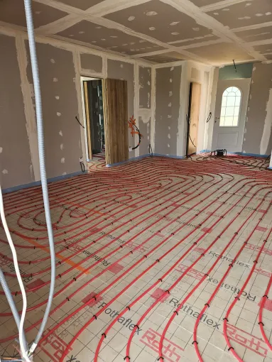 Réalisation d'un plancher chauffant hydraulique avec pompe à chaleur sur le pavillon d'Abbeville Saint-Lucien, Compiègne, LCDT La Coopérative des Travaux