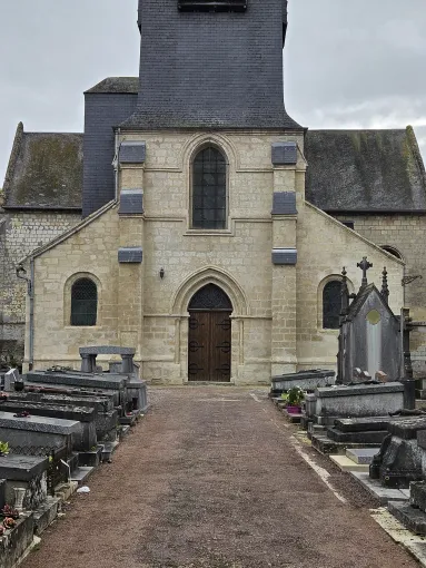 Réflexion de la façade en pierre de taille de l'église de Guiscard, Compiègne, LCDT La Coopérative des Travaux