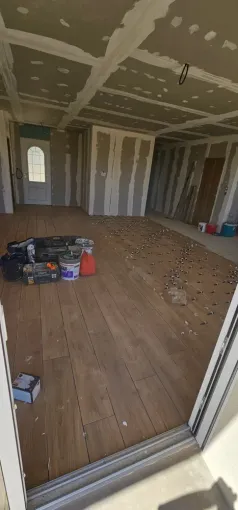 Pose de carrelage d'imitation de bois dans une salle à manger à Compiègne, Compiègne, LCDT La Coopérative des Travaux