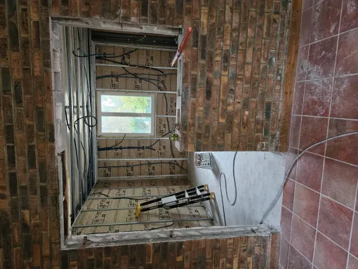 Création d'une ouverture dans le mur porteur et pose de menuiserie bois, Compiègne, LCDT La Coopérative des Travaux