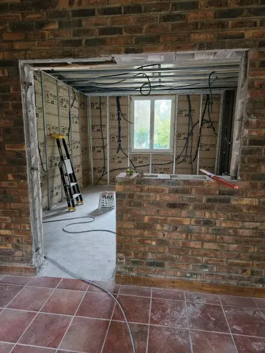 Création d'une ouverture dans le mur porteur et pose de menuiserie bois, Compiègne, LCDT La Coopérative des Travaux