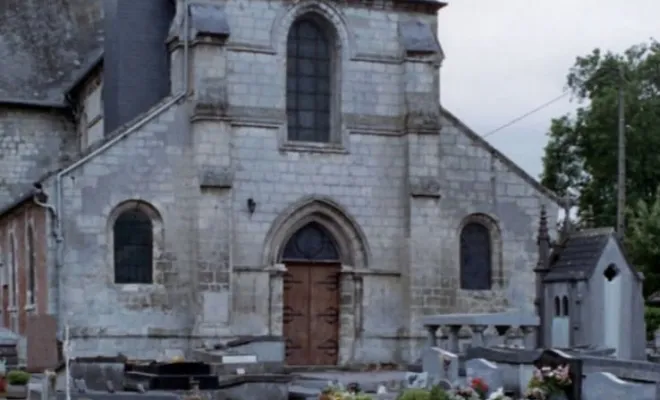 Réflexion de la façade en pierre de taille de l'église de Guiscard, Compiègne, LCDT La Coopérative des Travaux